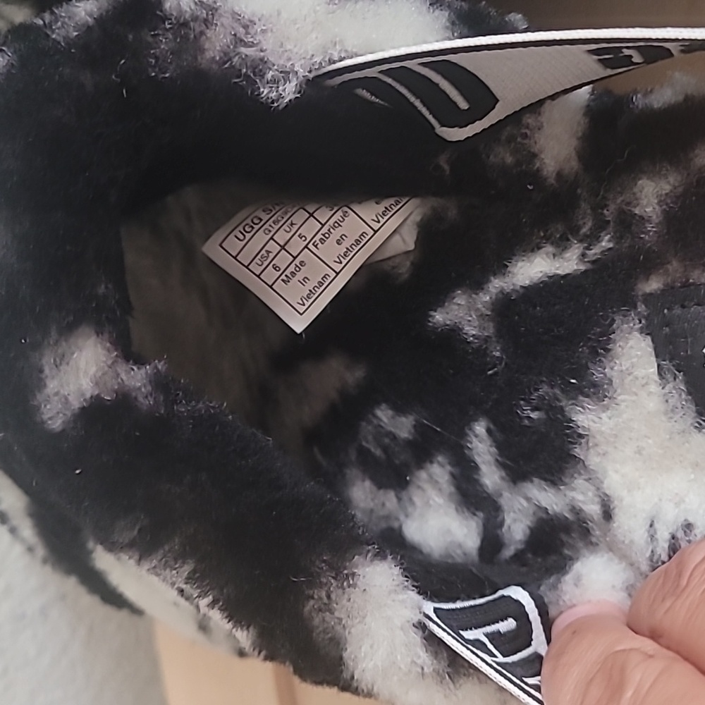 🖤 UGG FLUFF YEAH SLIDE SANDALS 🖤 - Picture 9 of 10